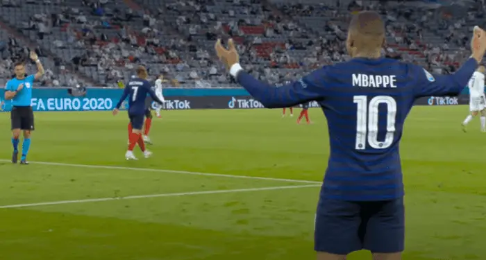 Kilian Mbappé et l'arbitre