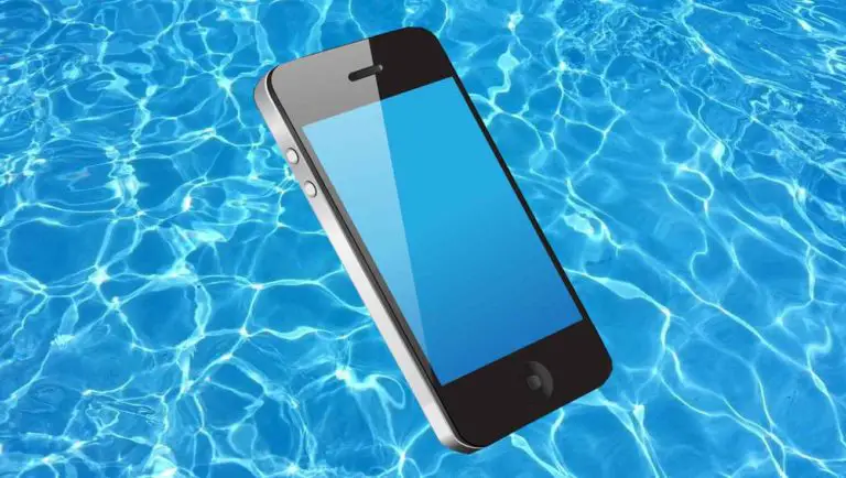 Téléphone dans l'eau