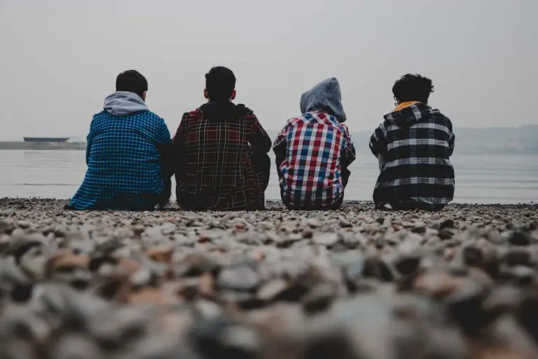 Groupe d'amis au bord de la mer