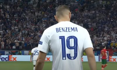 Benzema de dos avec maillot de l'EDF