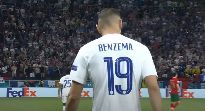 Benzema de dos avec maillot de l'EDF