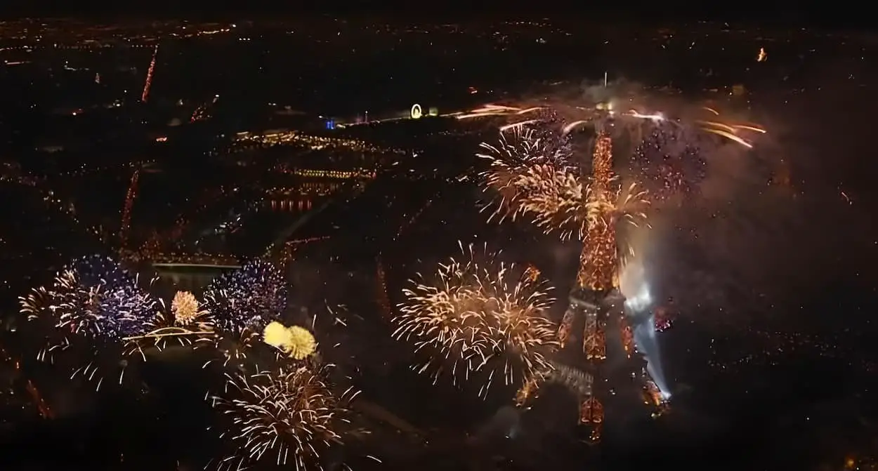 Feu artifice Paris Tour Eiffel