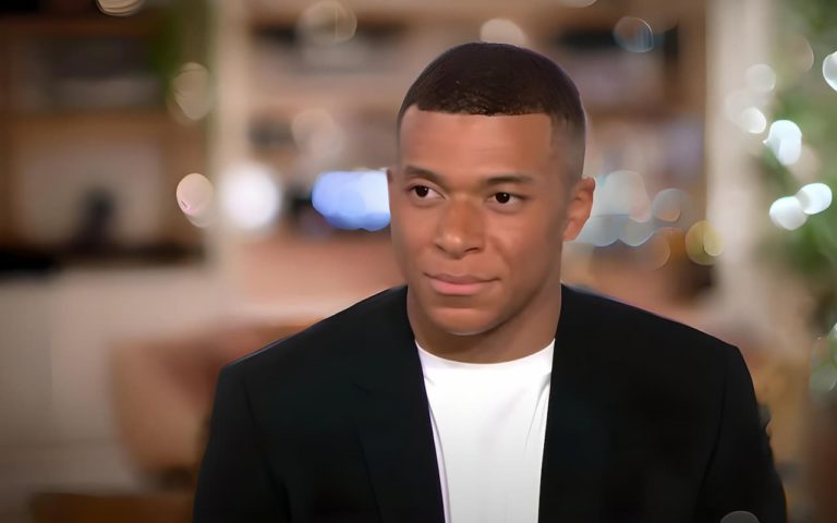 Interview de Kylian Mbappé avec fond flou