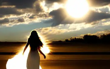 Femme avec en fond le soleil