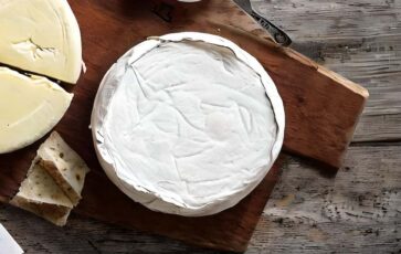 Camembert sur une table