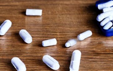 Médicament sur une table en vrac
