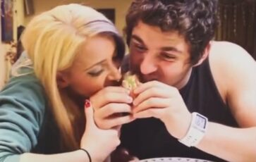 Couple qui profite