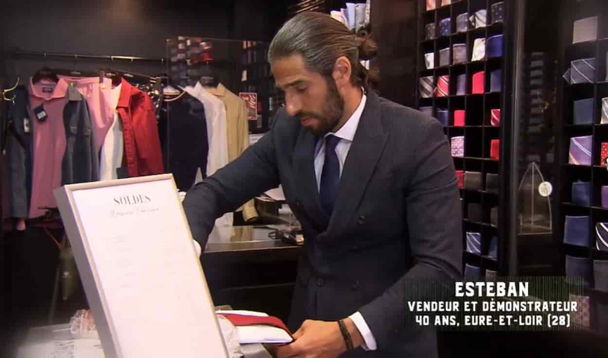 Esteban vendeur dans un magasin