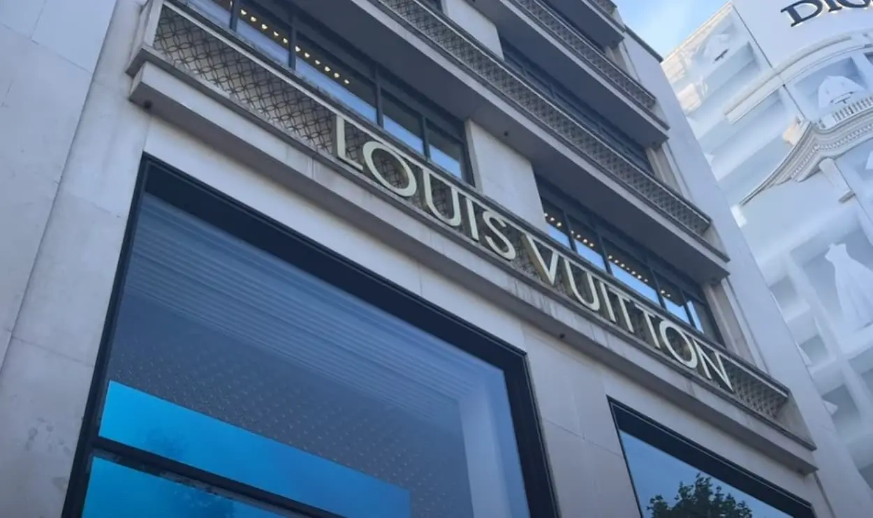 Enseigne Louis Vuitton à Paris