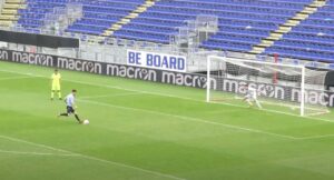 La marque Macron dans un stade de football