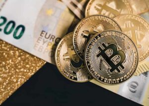 Billet de banque et Bitcoin posé à côté