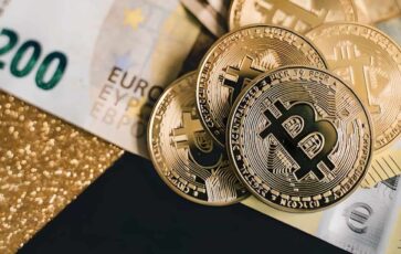 Billet de banque et Bitcoin posé à côté