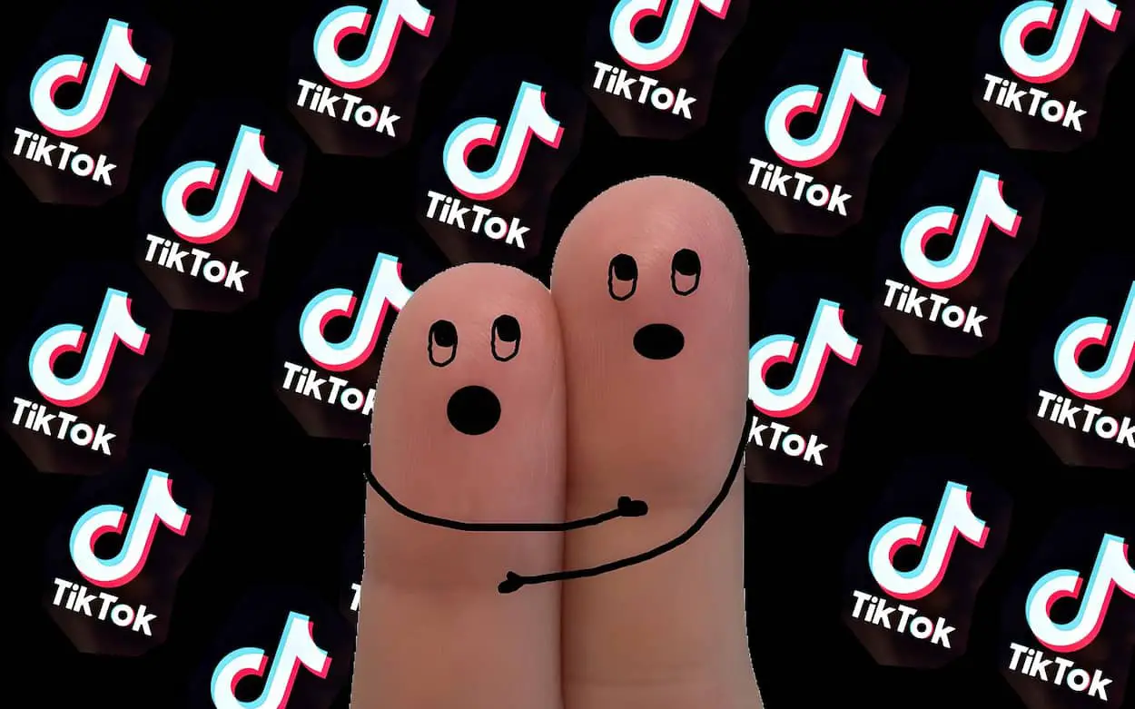 Fond d'écran avec logo Tiktok et deux doigts qui ont peur
