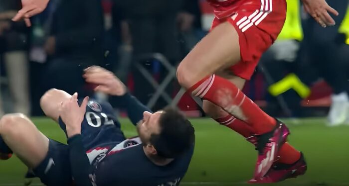 Messi au sol après le tacle d'un joueur du Bayern Munich