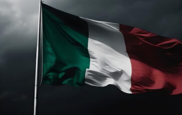 Drapeau italien et ciel sombre
