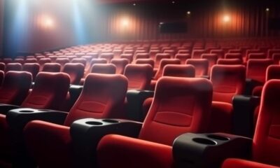 Salle de cinéma rouge avec lumière tamisée