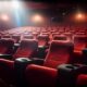 Salle de cinéma rouge avec lumière tamisée