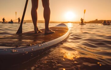 Paddle et coucher de soleil en arrière plan