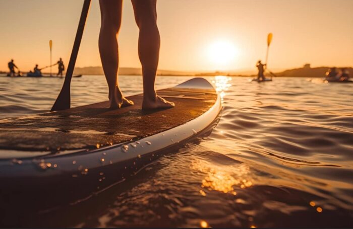 Paddle et coucher de soleil en arrière plan