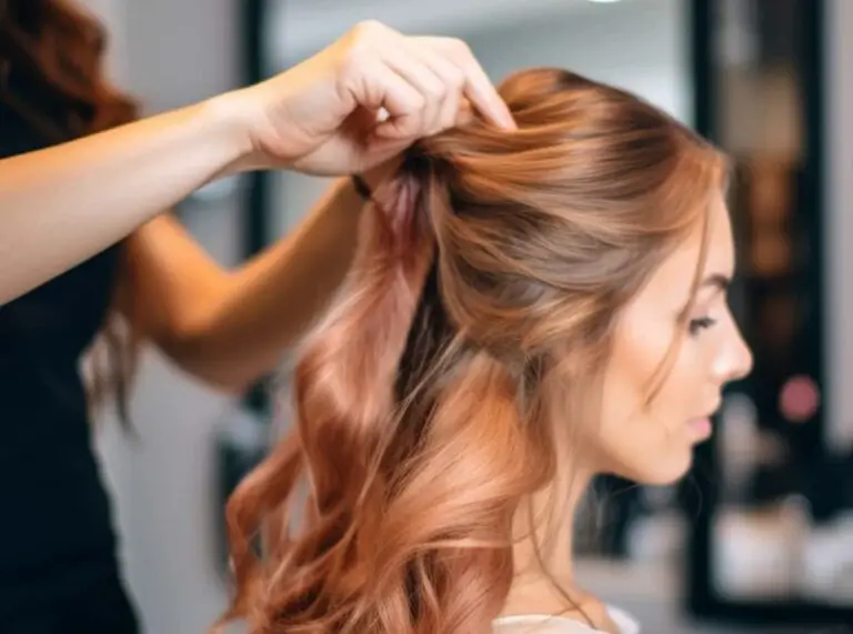 Femme dans salon de coiffure