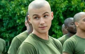 Miles l'acteur dans Boots
